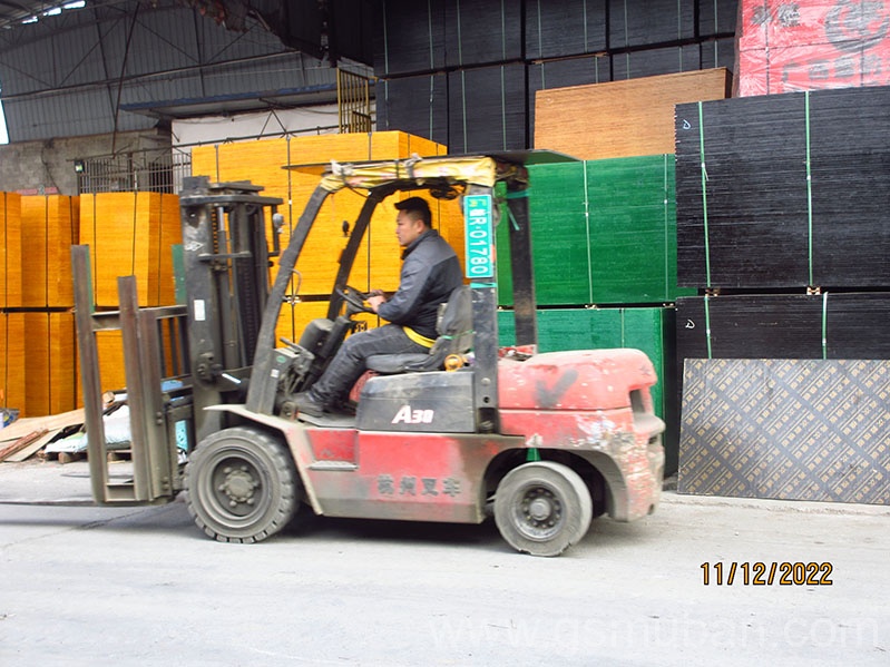 **發(fā)30車建筑模板，怪獸木業(yè)勁爆的**